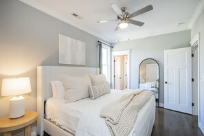 3 chambres, fer et planche à repasser, lit de bébé portatif