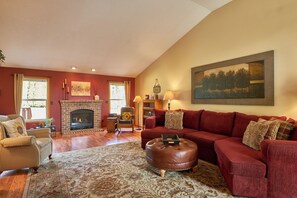 TV, caminetto, libri