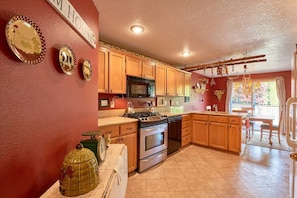 ثلاجة، ميكروويف، فرن، موقد طهي مسطح