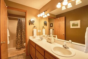 Combined shower/bathtub, hair dryer, towels - Comfortable & Clean | 2 King Beds | Single Level (Dundee)