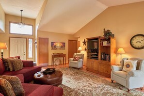 TV, fireplace, books - Comfortable & Clean | 2 King Beds | Single Level (Dundee)