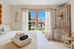 3 makuuhuonetta, työpöytä, silitysrauta/-lauta, vauvan matkasänky