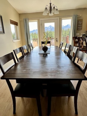 (7) large kitchen table to enjoy meals together