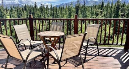 Denali Park Luxus 4 Schlafzimmer Haus. Blick auf den Nationalpark und die Tierwelt aus dem Fenster