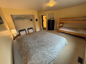4 bedrooms, iron/ironing board, WiFi, bed sheets
