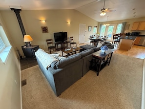 TV - 5 Star Denali Park Spacious Family Home (Healy)