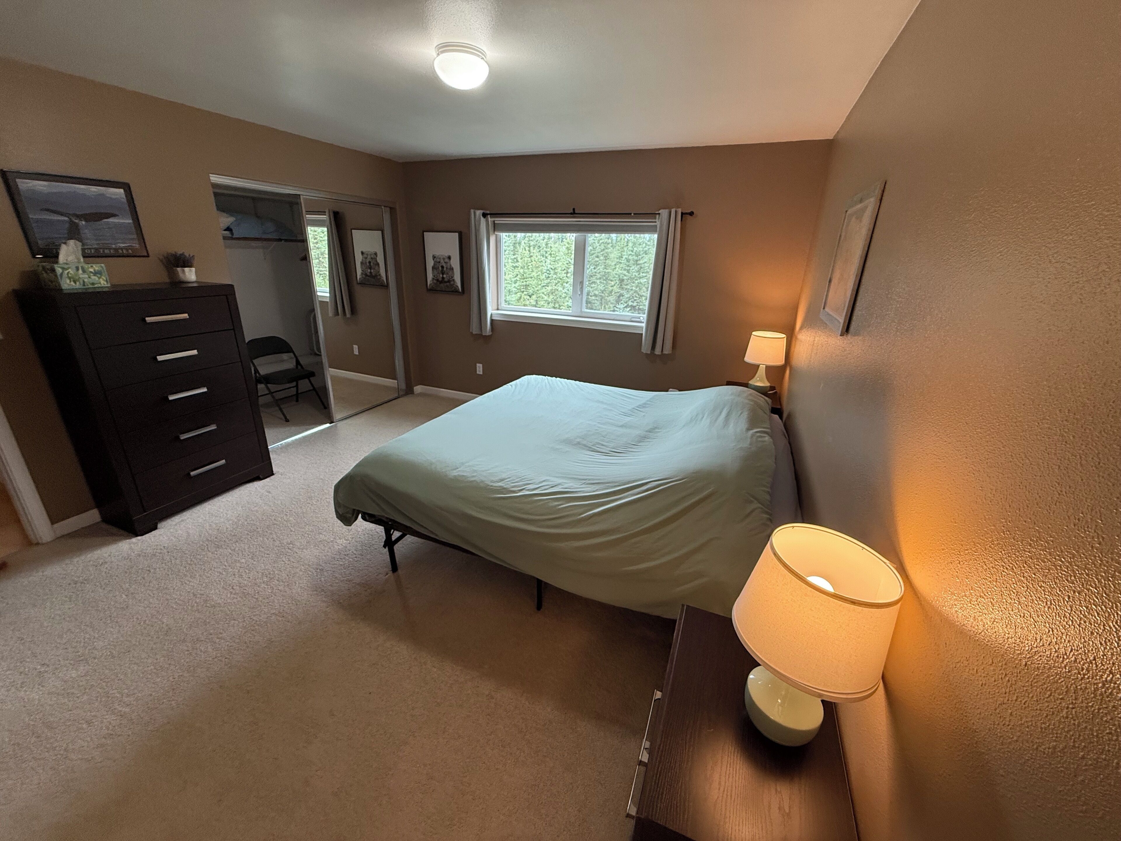 4 bedrooms, iron/ironing board, WiFi, bed sheets