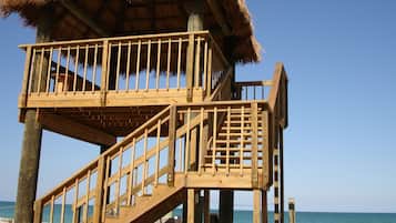 Chaises longues, serviettes de plage