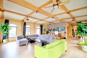 Smart TV, fireplace, video library, stereo