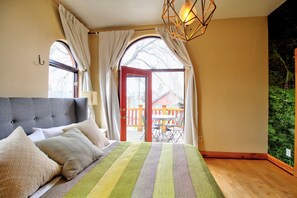 4 bedrooms, desk, iron/ironing board, travel cot