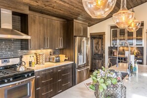 ثلاجة، ميكروويف، فرن، موقد طهي مسطح