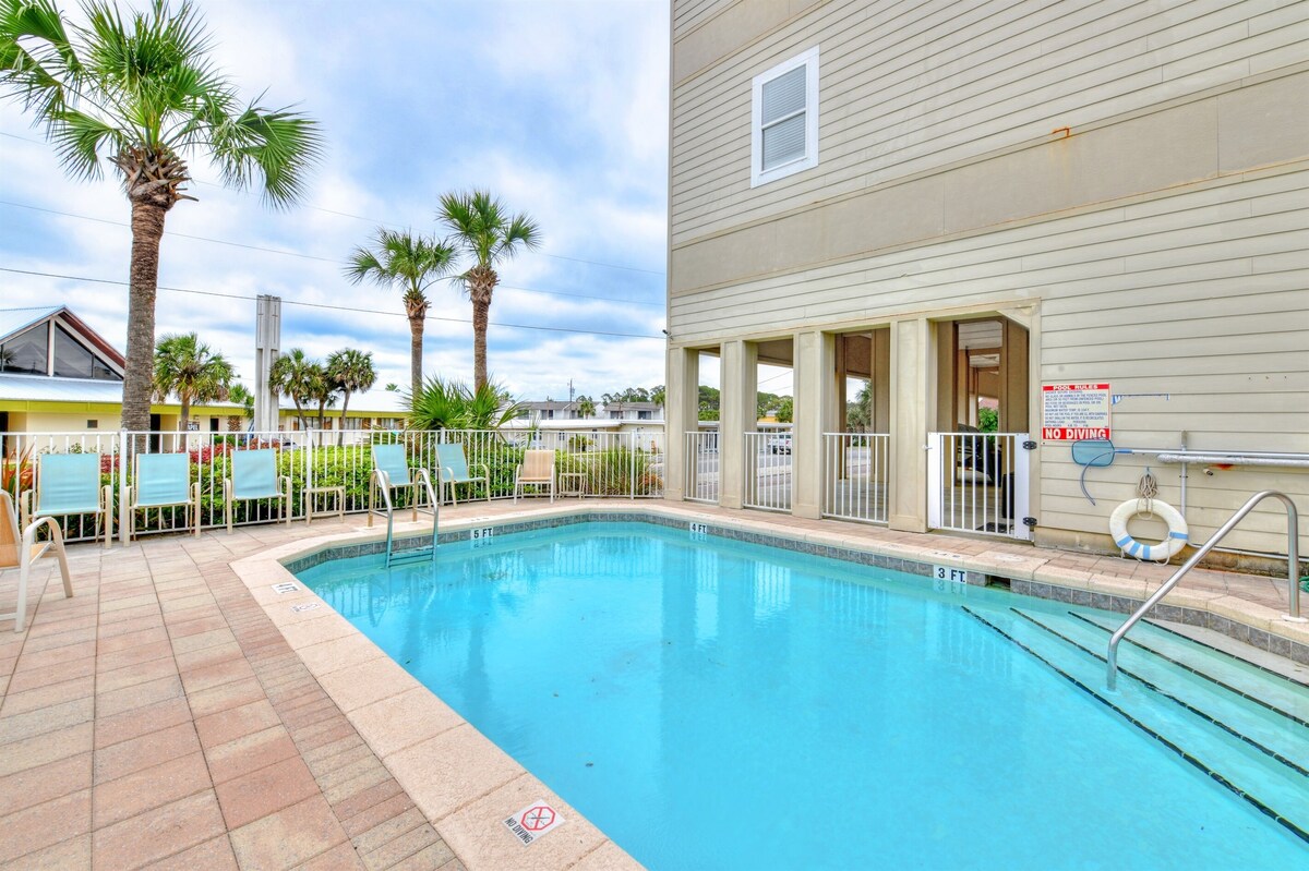 Spacious Villa - Next to Pool Sleeps 8 Steps to Beach