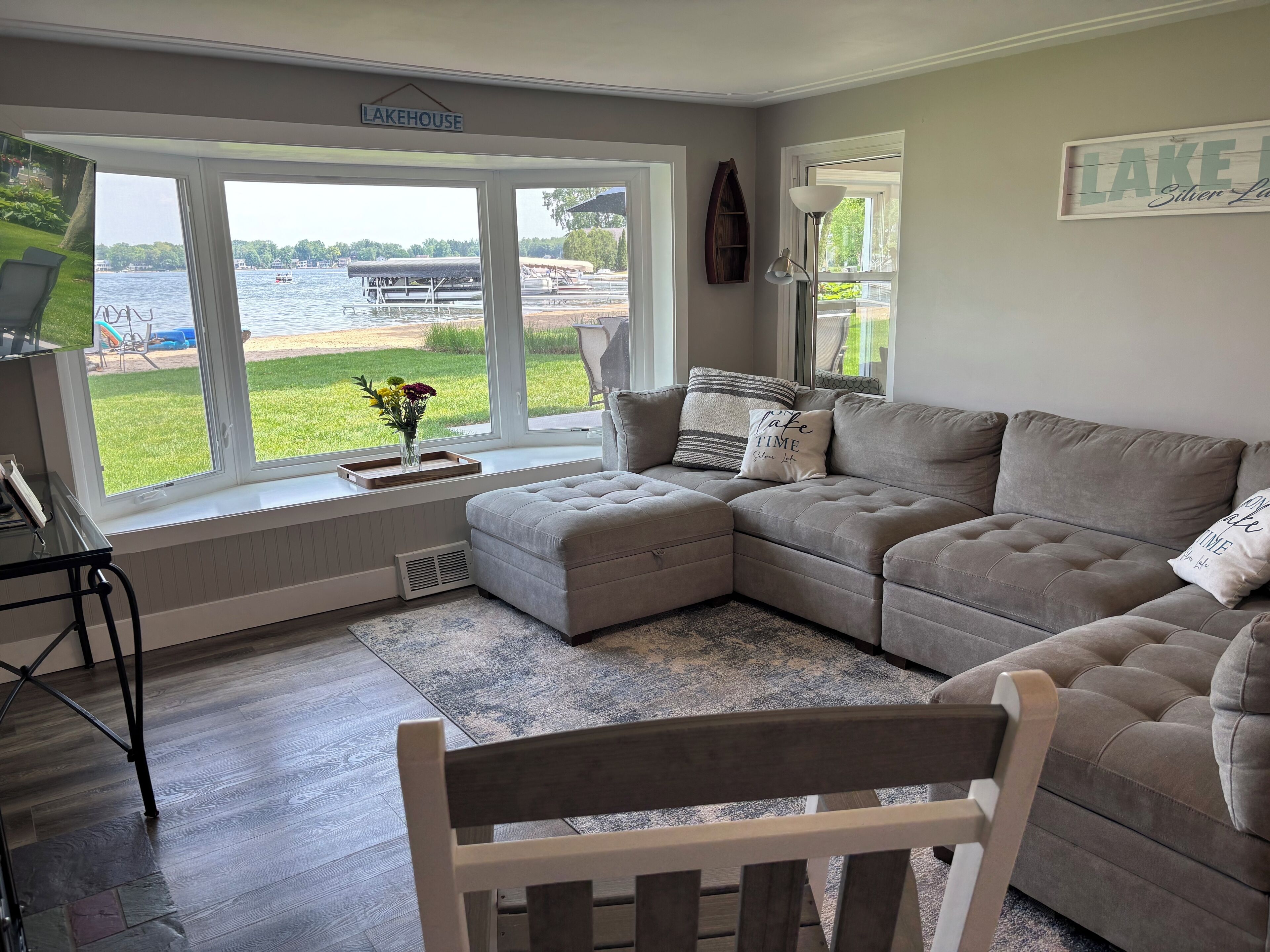 TV connectée, cheminée, jeux vidéo, lecteur de DVD