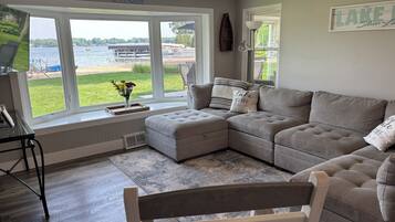 TV connectée, cheminée, jeux vidéo, lecteur de DVD