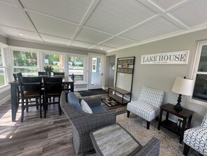 Interior - Lakefront Family Friendly Home with Large Sandy Beach and Beautiful Views (Rockford)