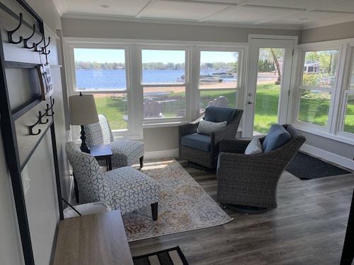 Lakefront perheystävällinen koti, jolla on suuri ranta ja kauniit näkymät