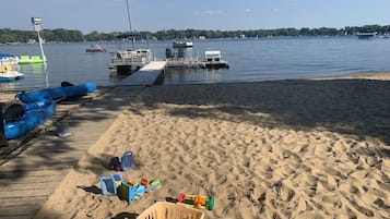 På stranden, solstolar och strandhanddukar