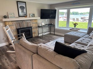 Smart TV, fireplace, video games, DVD player - Lakefront Family Friendly Home with Large Sandy Beach and Beautiful Views (Rockford)