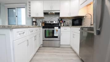 Frigorífico, microondas, horno y placa de cocina