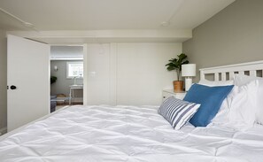 2 室のベッドルーム、デスク、アイロン / アイロン台、旅行用ベビーベッド