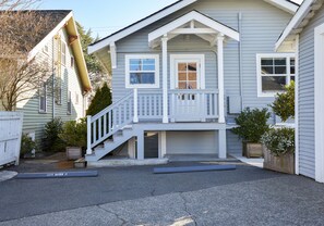 Exterior - City Haven III:  Blocks to Zoo, Groceries, Downtown Bus with Parking (Seattle)