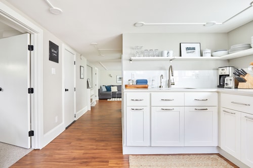 City Haven III:  Blocks to Zoo, Groceries, Downtown Bus with Parking