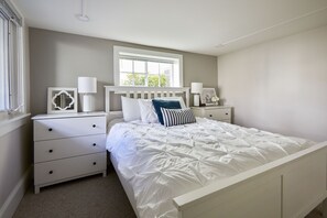 2 habitaciones, escritorio y tabla de planchar con plancha