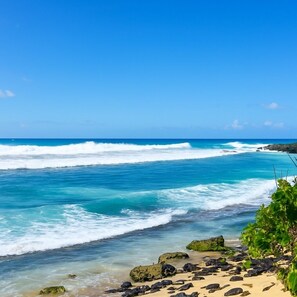 بالقرب من الشاطئ، كراسي للتشمس، مناشف للشاطئ