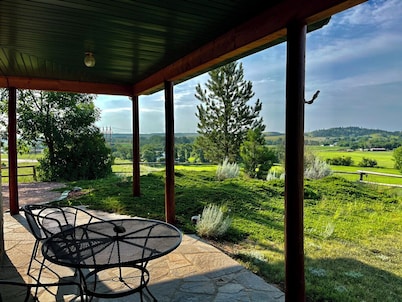 Comfy home with an Unrivaled View. Only 20 min from Mt. Rushmore!