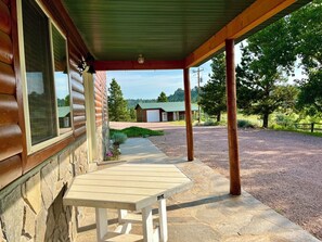 Outdoor dining - Comfy, country home with an Unrivaled View. Only 20 minutes from Mt. Rushmore! (Hermosa)