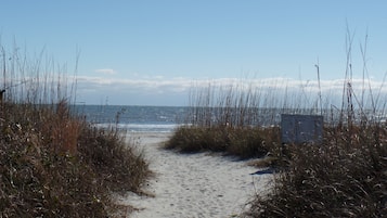 Rannalla, aurinkotuoleja, rantapyyhkeitä