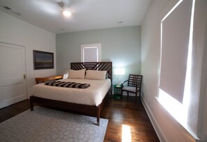 2 soverom, skrivebord, strykejern/-brett og wi-fi (inkludert)