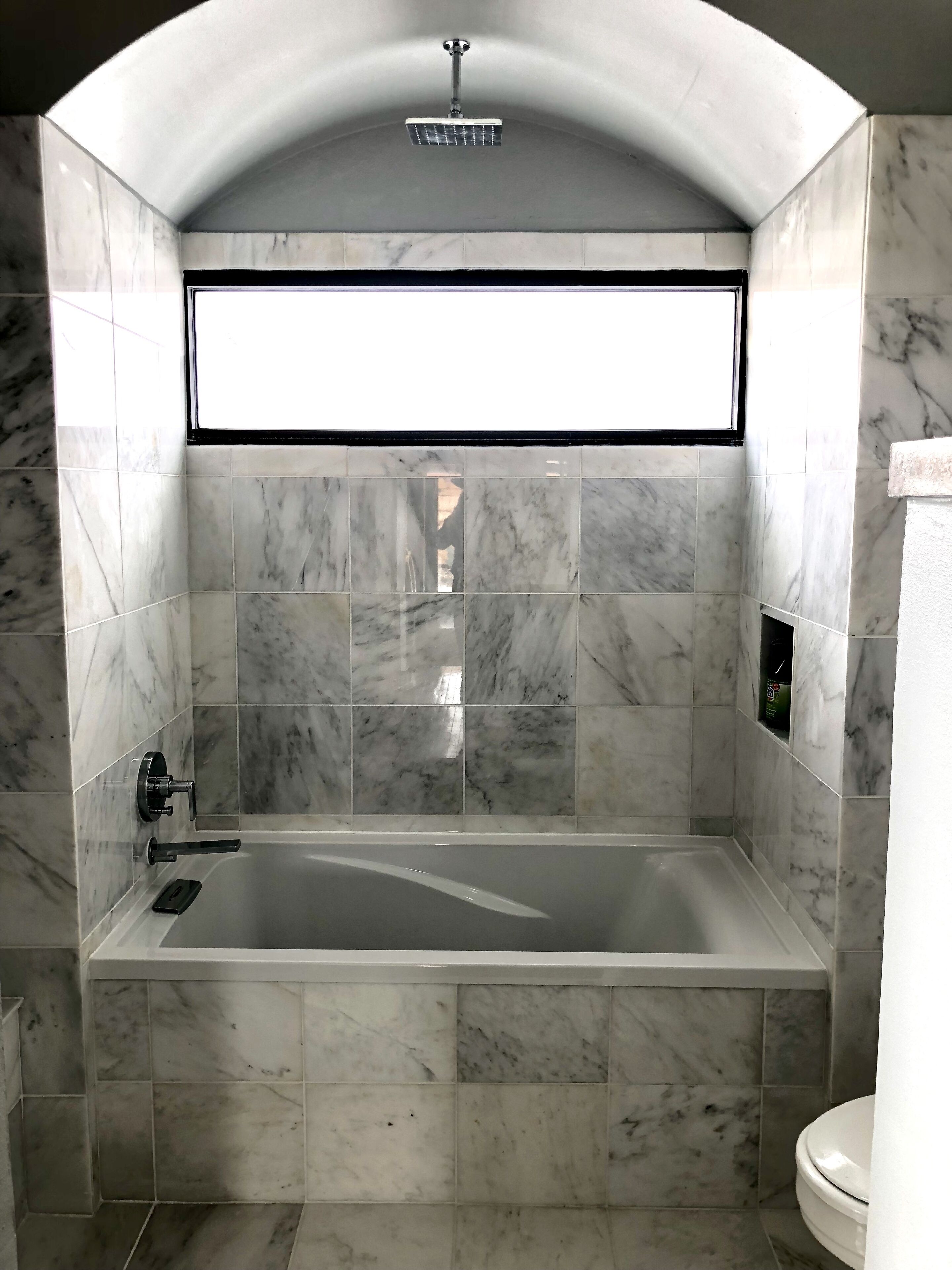 Ensemble douche/baignoire, sèche-cheveux, serviettes fournies, savon