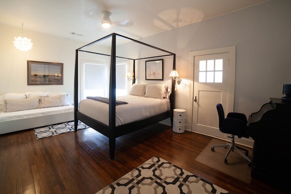 2 bedrooms, desk, iron/ironing board, free WiFi