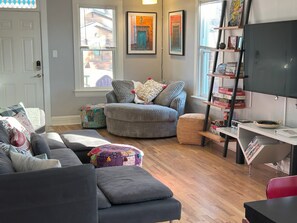 TV connectée, livres, chaîne hi-fi