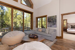 Una Smart TV, una chimenea, videojuegos, libros