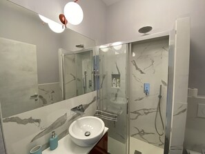 Dusche, Haartrockner, Bidet, Handtücher