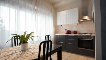 Frigorifero, microonde, forno, piano cottura