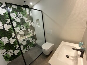 Douche, sèche-cheveux, bidet, serviettes fournies