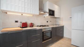 Frigorifero, microonde, forno, piano cottura