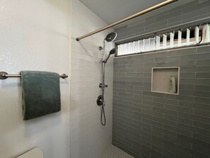Douche, sèche-cheveux, serviettes fournies, savon