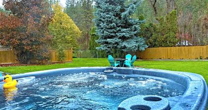 Premium Theatre Hot-Tub Forest View Home near Whitworth University