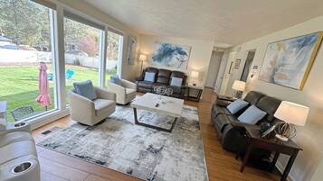 TV connectée, cheminée, lecteur de DVD, médiathÚque