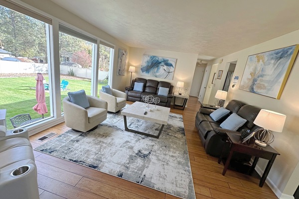 SPACIOUS LIVING ROOM- 4K TV, Fenced yard, Forest Views, HOT TUB SPA and FIRE-PIT