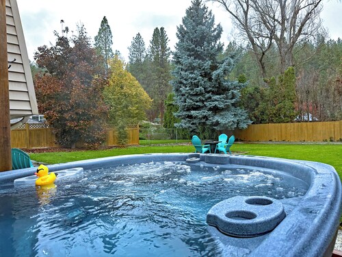 Premium Theatre Hot-Tub Forest View Home near Whitworth University