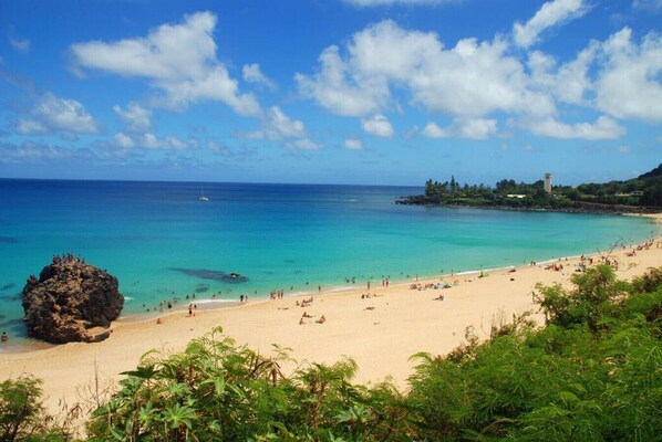 Playa en los alrededores, camastros y toallas de playa 