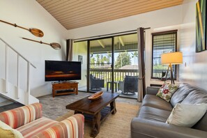 Smart TV, books - Cozy 1 Bedroom Loft Near Beaches (Kahuku)