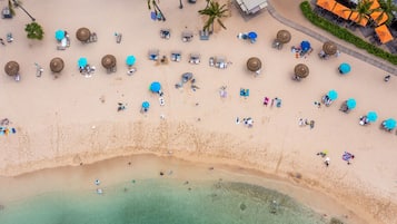 Nær stranden, solsenger og strandhåndklær