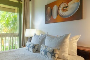 2 habitaciones, escritorio y tabla de planchar con plancha