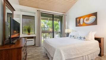 2 soverom, skrivebord, strykejern/-brett og reiseseng for barn